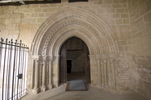 Puerta de acceso a la iglesia del claustro de Cañas